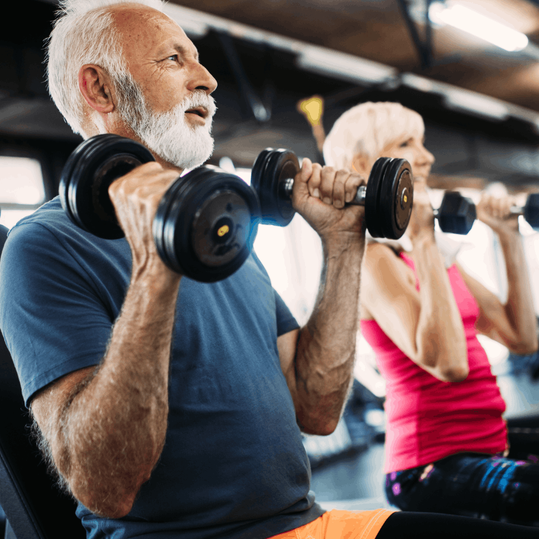 senioren die met sportieve inspanning vee plezier maken