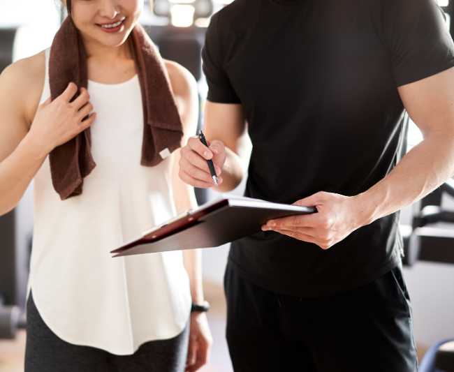 een fitnesscentrum met toestellen voor je fit en gezondheid