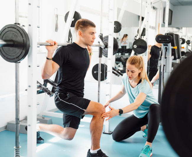 een personal trainer die helpt begeleiden en begrijpen voor maximaal resultaat